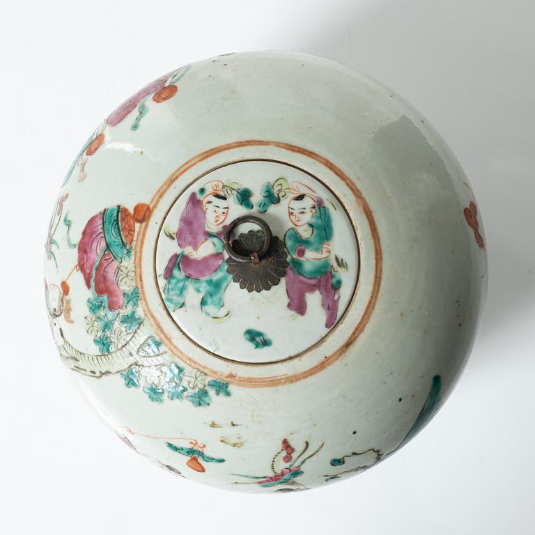 Bojan med lock, porslin, Kina, sen Qingdynasti, omkring år 1900.