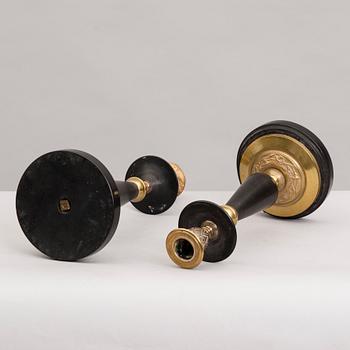 LJUSSTAKAR ETT PAR, brons och svart sten, 1800-tal.