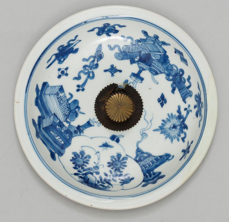 KRUKA med LOCK, porslin. Qing dynastin, Kangxi (1662-1722).