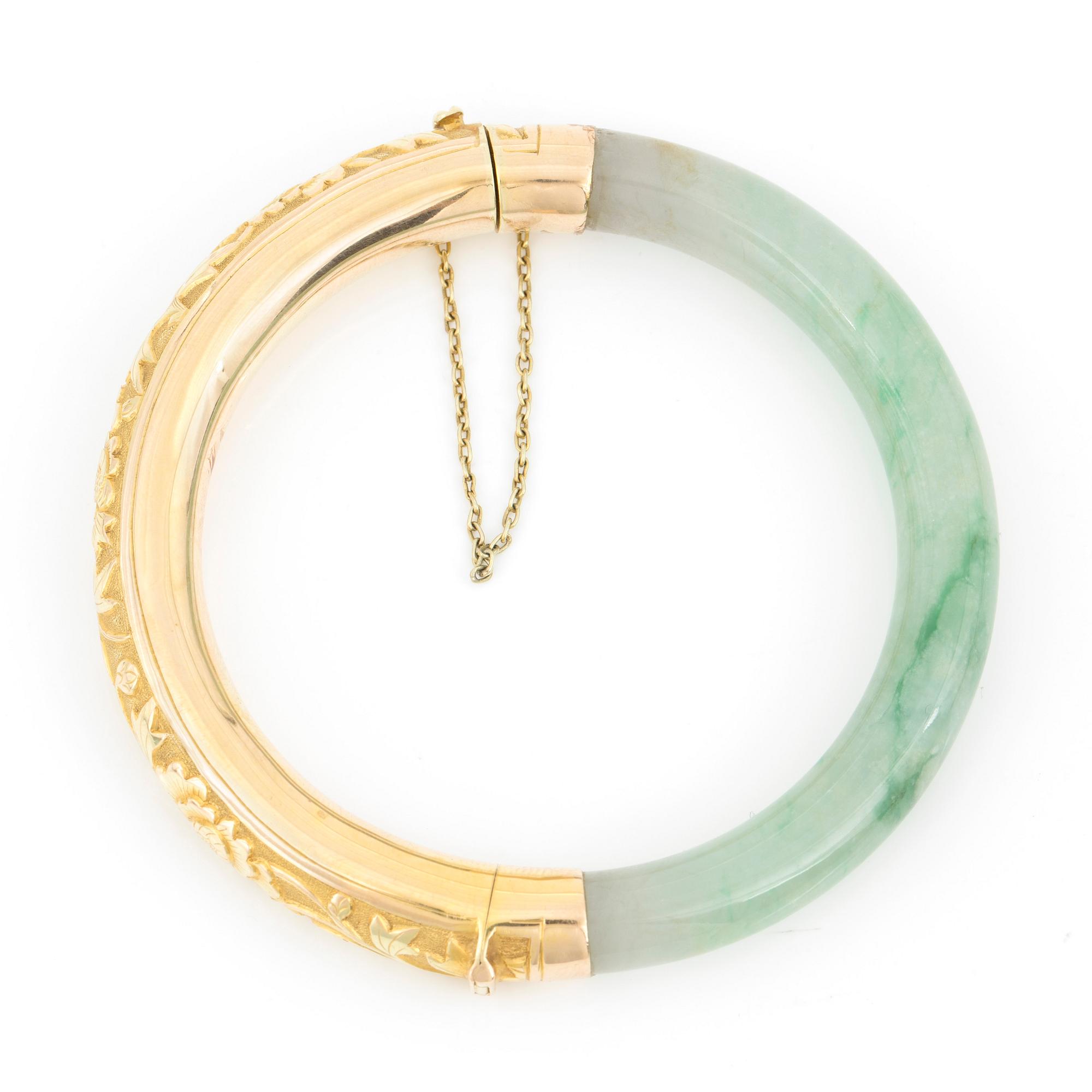 ARMBAND, jade och 14 k guld. Total vikt 36 gr.
