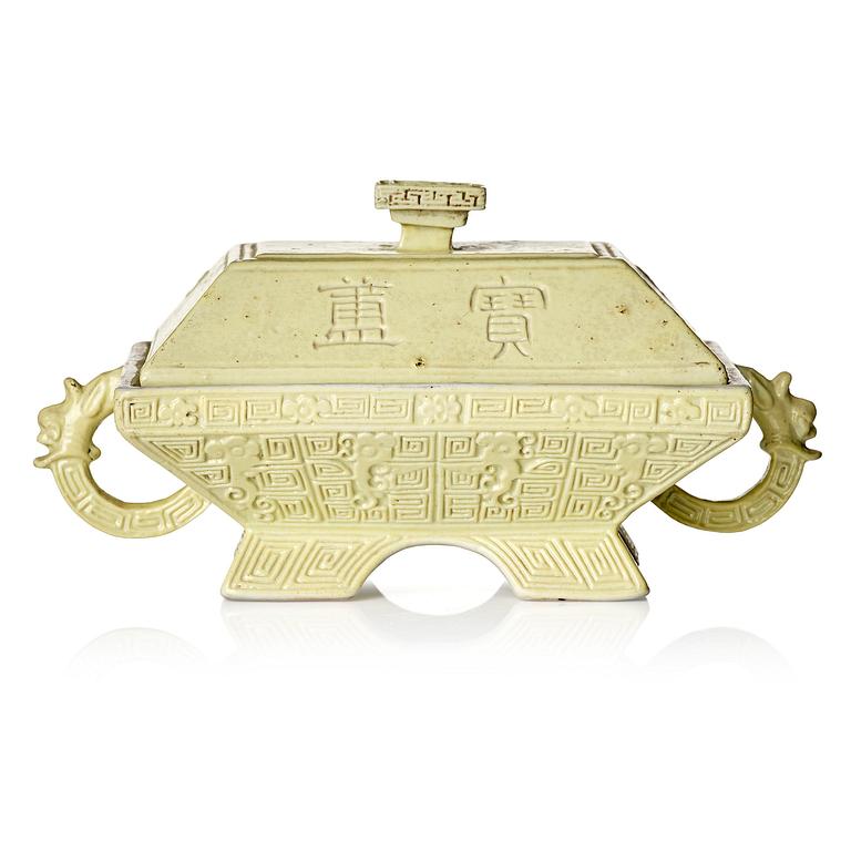 An archaistic porcelain vessel with cover, Qing dynasty with Guangxu six character mark and of the period (1875-1908).