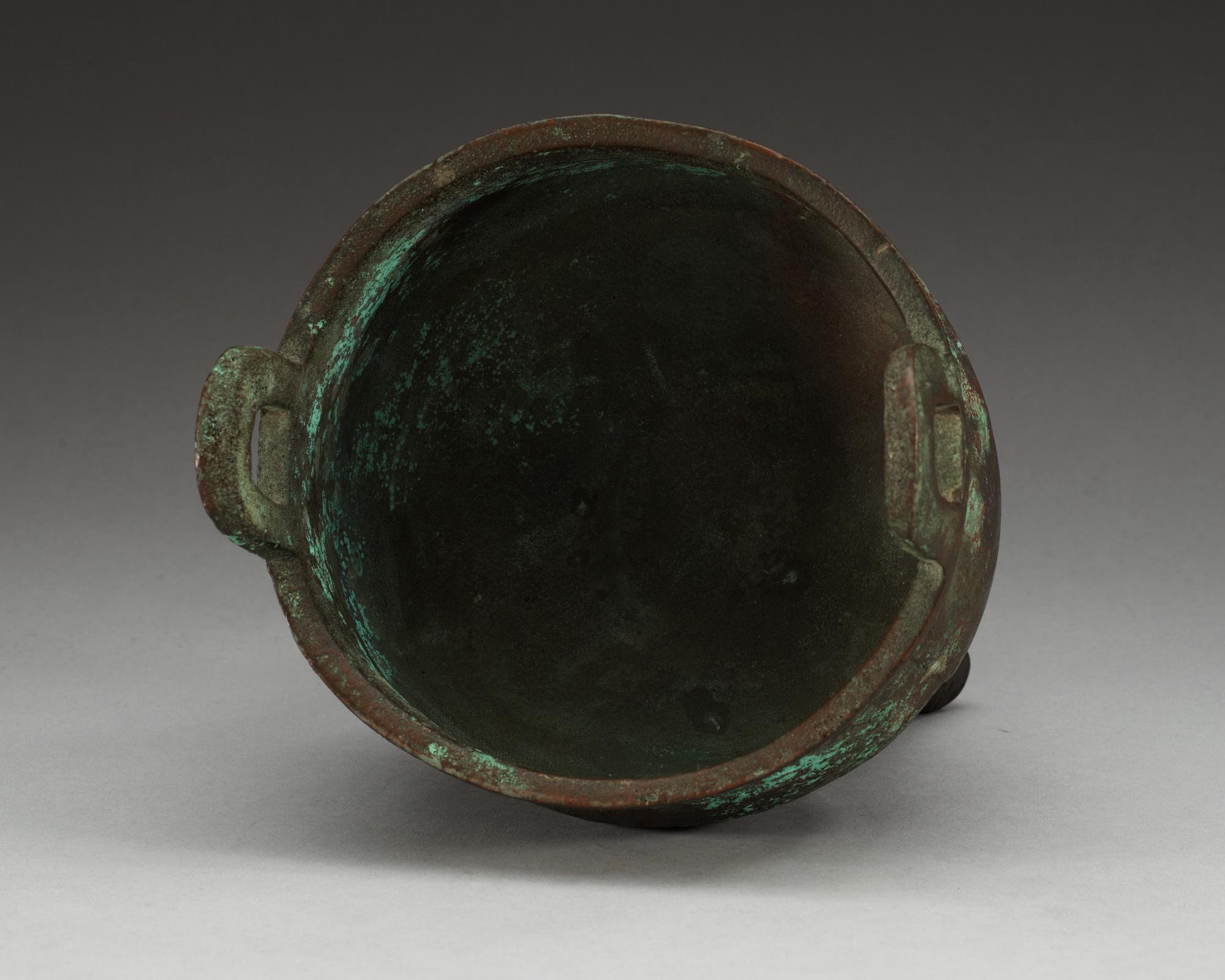 A archaistic bronze tripod (ding), presumably Ming dynasty or older.
