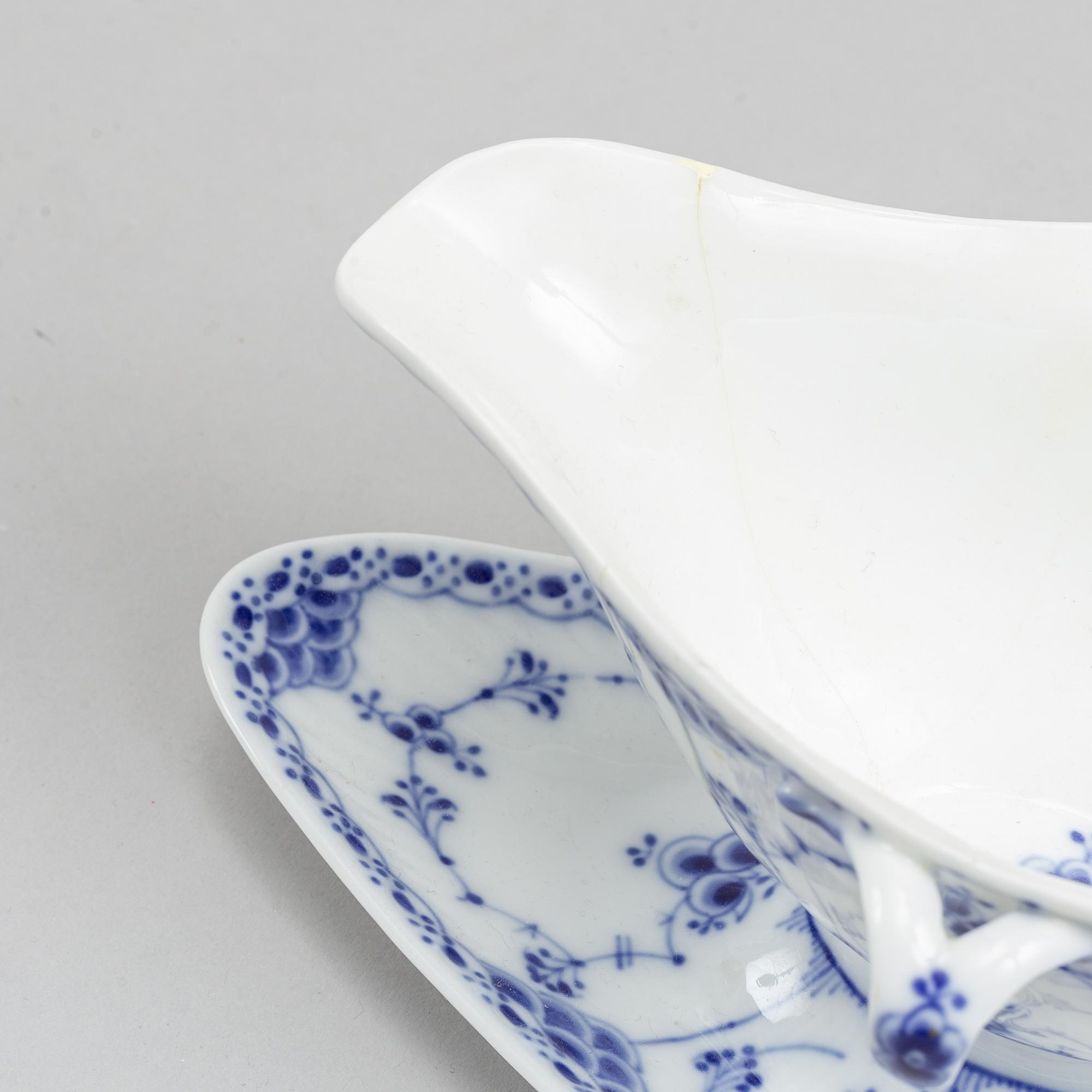 Royal Copenhagen, mat- samt kaffeservis, 85 delar, porslin. "Musselmalet", Danmark, 1900-tal.