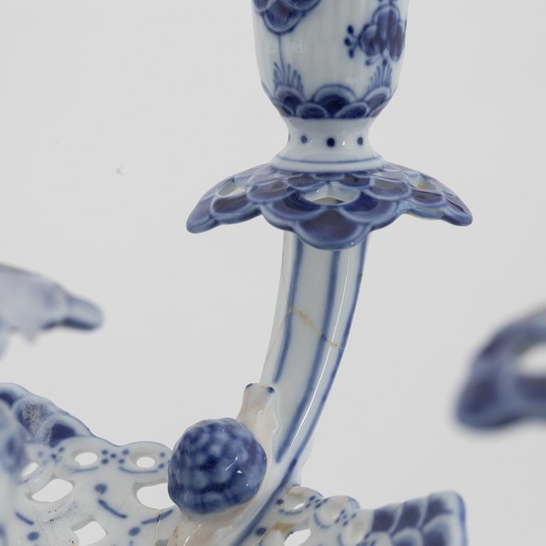 Royal Copenhagen, kandelaber, porslin, "Musselmalet Helblonde", modell 1006, Danmark, 1969-73.
