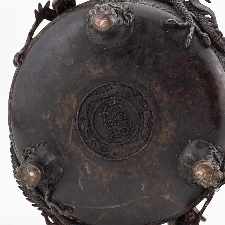Rökelsekar, brons, Japan, troligen 1900-talets första hälft eller äldre.