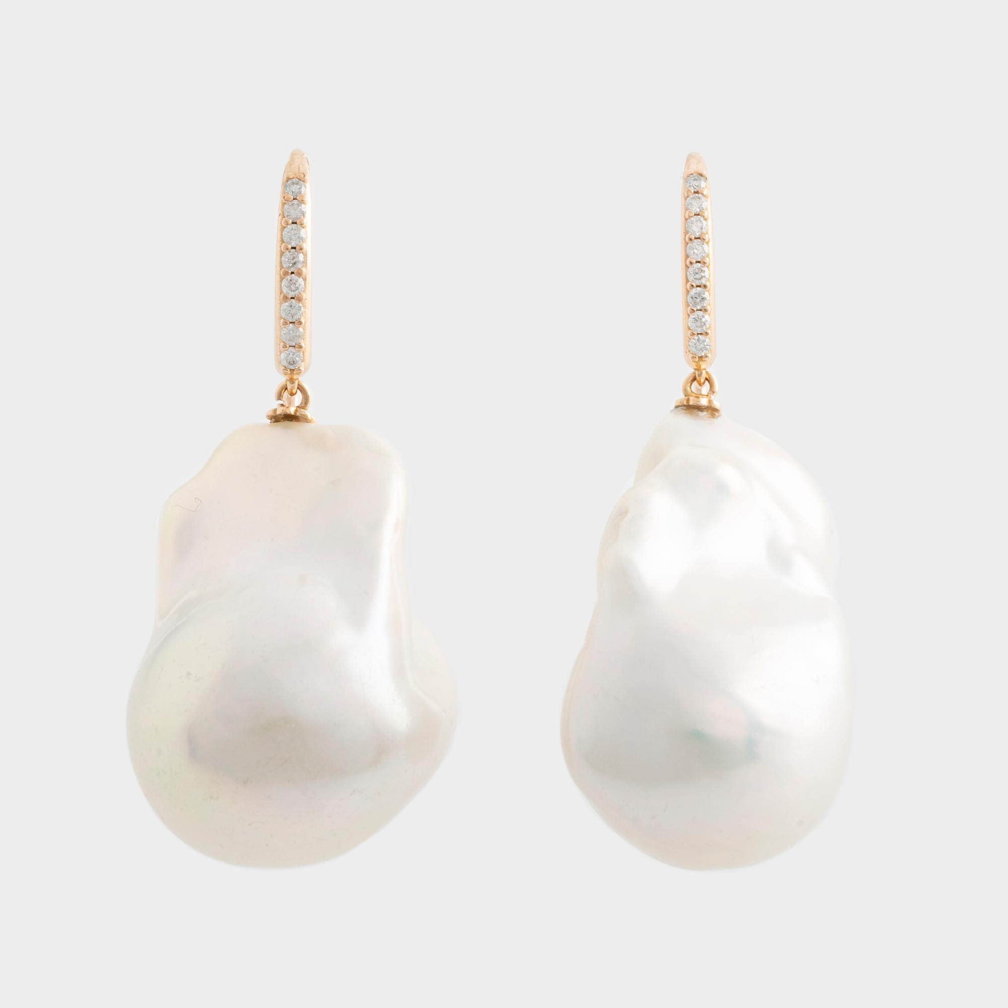 Earrings with cultured baroque freshwater pearls and brilliant-cut diamonds.