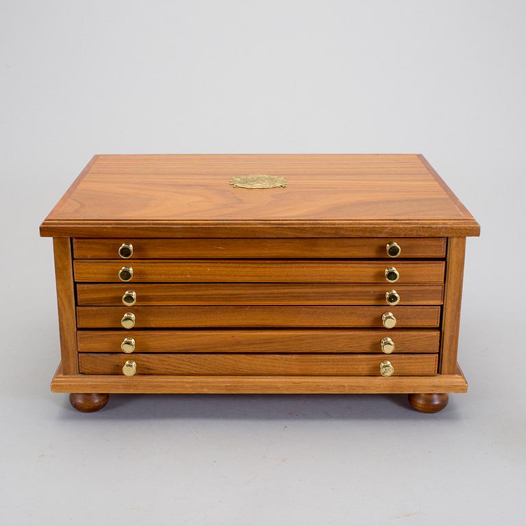 MEDALJER med tillhörande SCHATULL, 54 st, brons, Svenska Monarker, 1900-talets slut.