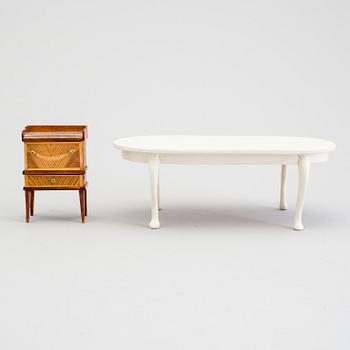 A lot of 22 pieces of doll house furniture by Carin Backlund, Sweden, late 20th century.