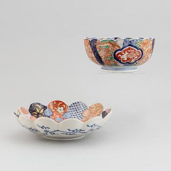 A set of two flower shaped Japanese imari bowls, Meiji period (1868-1912).