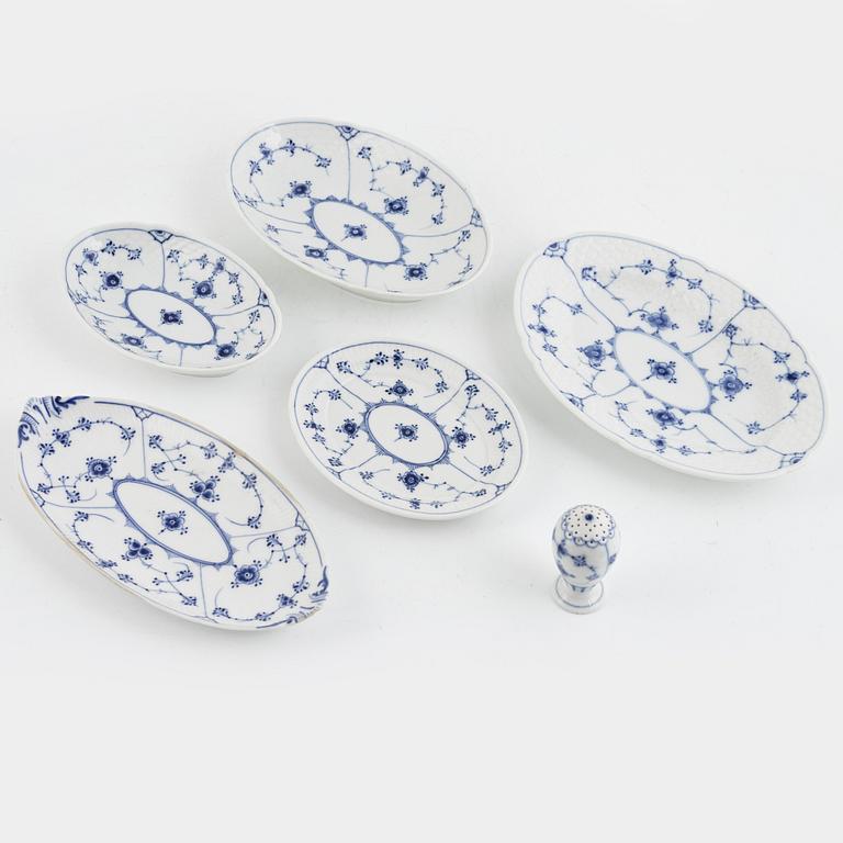 Bing & Gröndahl samt Royal Copenhagen, matservis, 99 delar, porslin, "Musselmalet", Danmark.