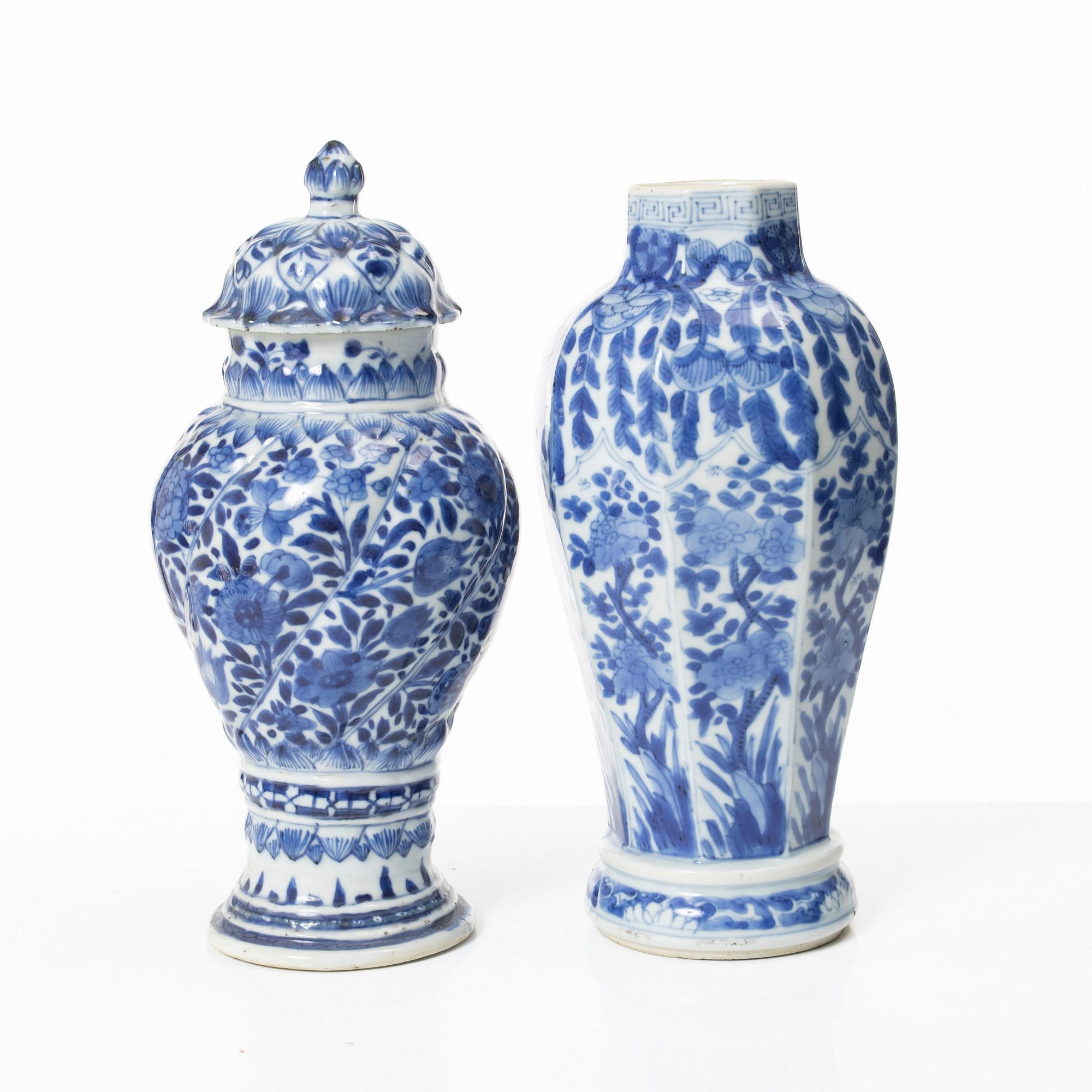 Two Chinese blue and white porcelain urns, Qing dynasty, Kangxi (1662-1722).