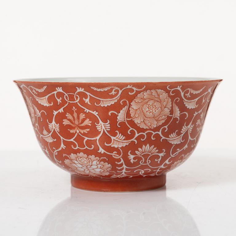 A coral red reserve decorated floral bowl, Qing dynasty.