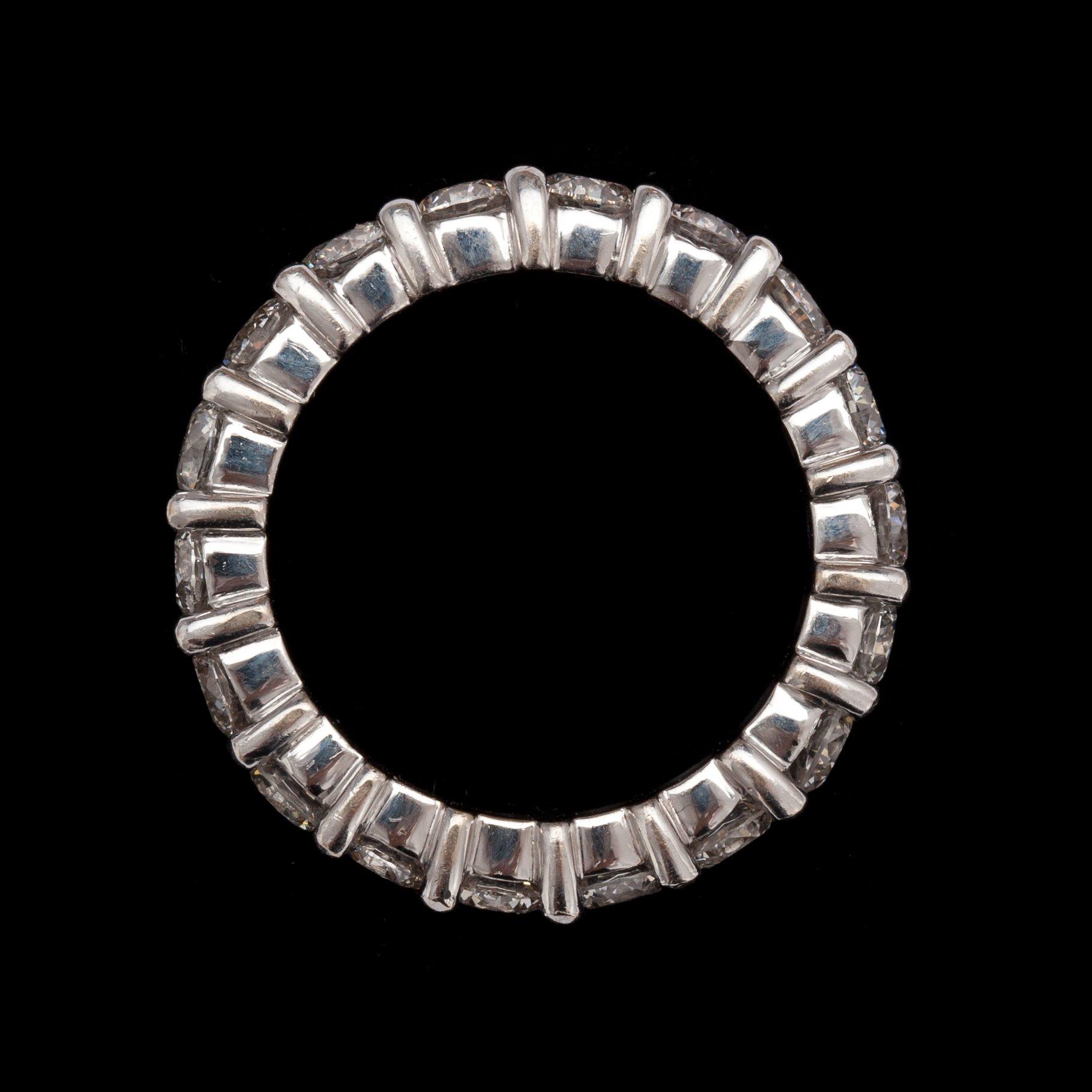 RING, sk eternity ring, briljantslipade diamanter, tot. 3.60 ct.