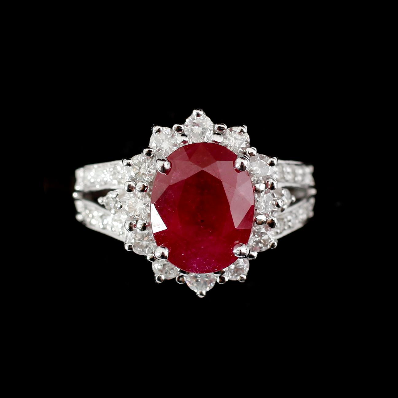 RING, 10 k vitguld, rubin ca 3,50 ct, briljantslipade diamanter tot ca 0,70 ct.
