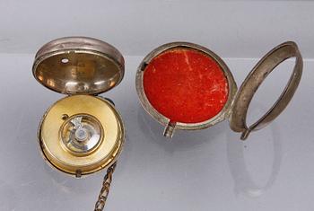 FICKUR MED STÄLL, trä, silver, troligen England tidigt 1800-talets första hälft.