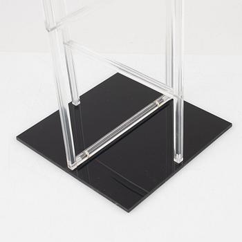 Gösta Wallmark, skulptur, plexiboxar och pinnar. Klarglas och svart.
