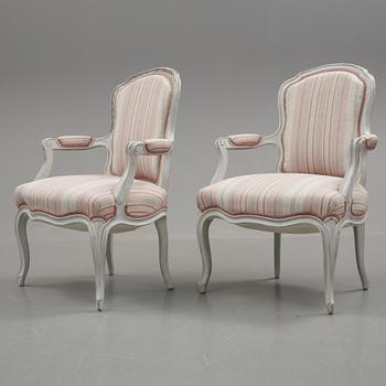 KARMSTOLAR, ett par, rokokostil, 1900-talets första hälft.