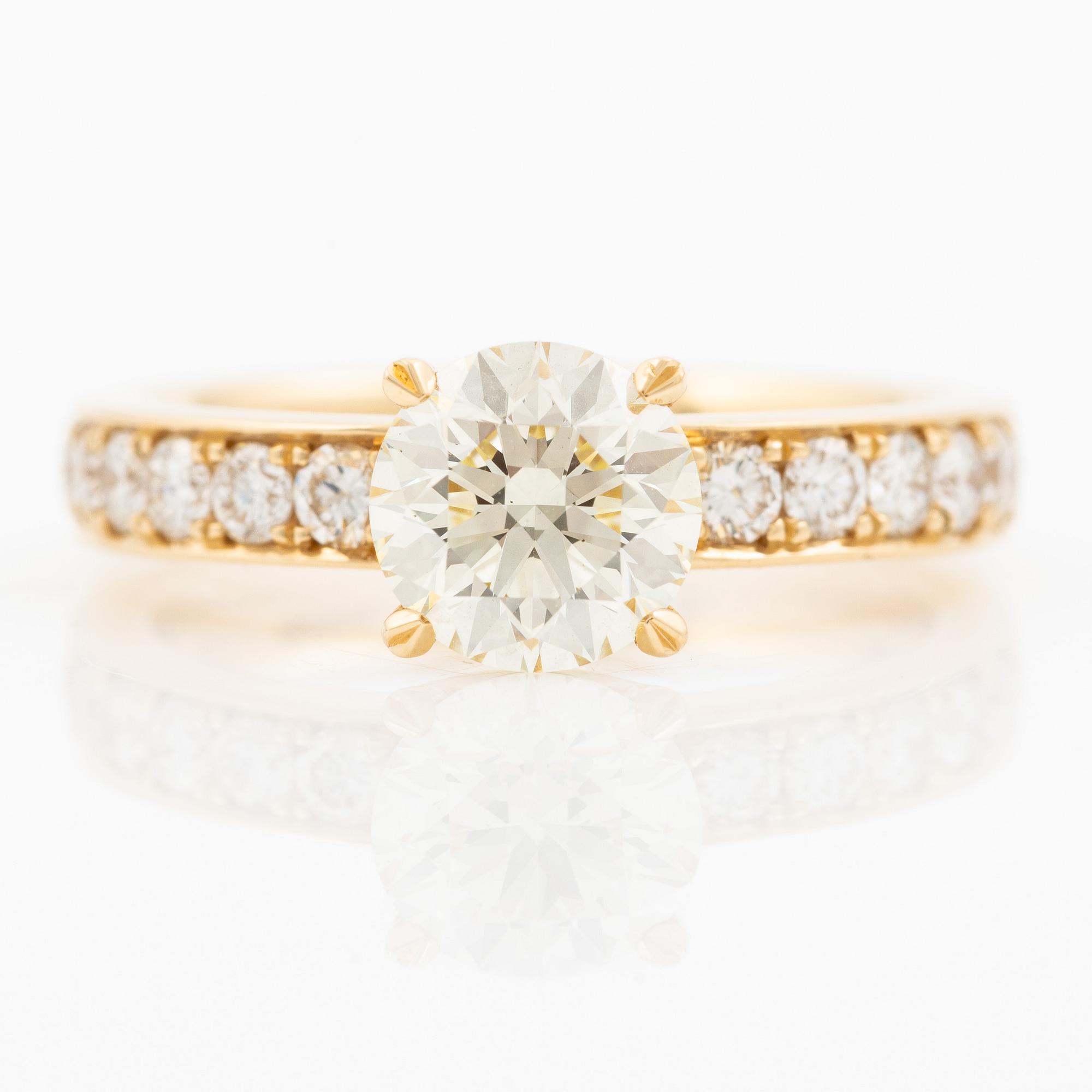 Ring 18K gold with brilliant-cut diamonds.