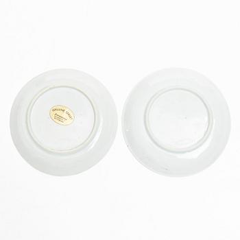 Koppar med fat, 2 st, med träställ, porslin, Kina, Qianlong (1736-95).