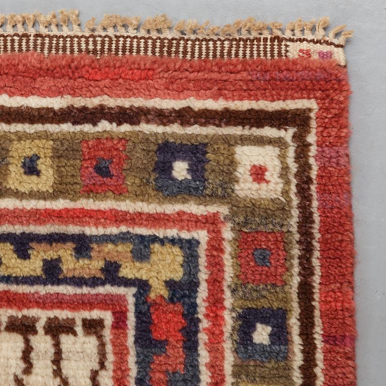 Märta Måås-Fjetterström, Matta, "Röda trädgårdsmattan", flossa, ca 335,5-337,5 x 224,5-230,5 cm, signerad AB MMF.