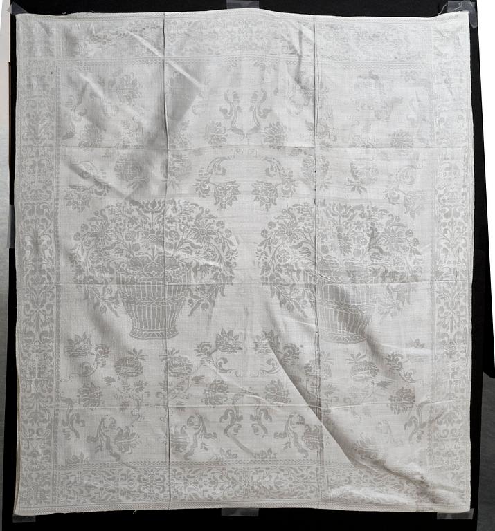 SERVIETTER, 12 st. varav 10 + 2, linnedamast. Sverige 1700-talets andra hälft - omkring 1800.