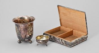 BÄGARE, SKRIN samt SALTKAR, silver, bla GAB, Stockholm, 1945. Tot vikt ca 685g.