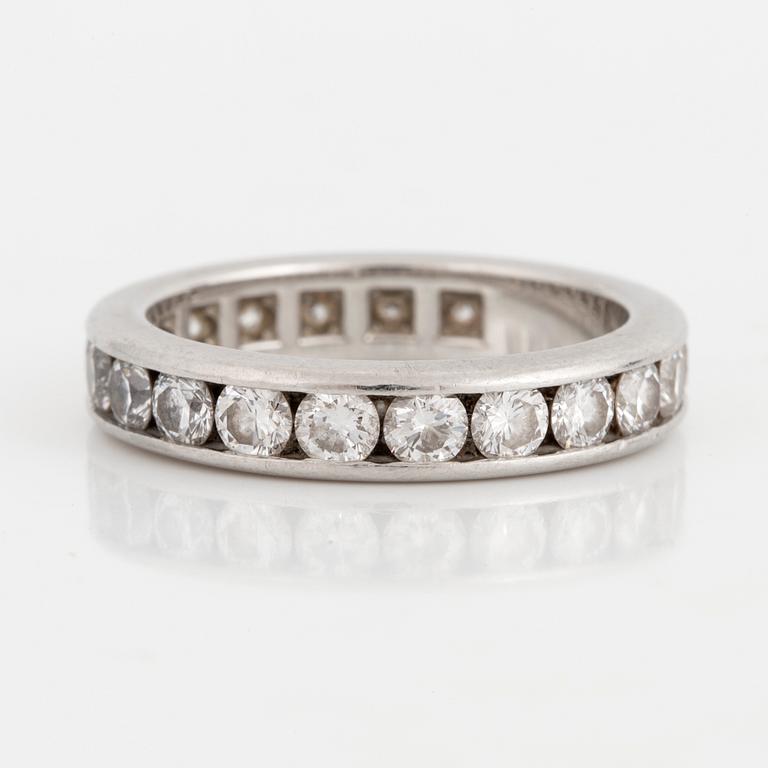 TIFFANY whole eternity ring, platinum with 20 diamonds approx 2 cts.