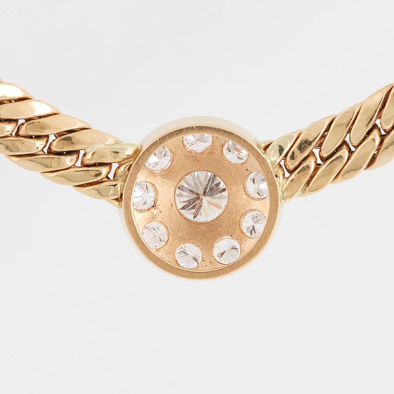 18K gold and brilliant-cut diamond necklace.