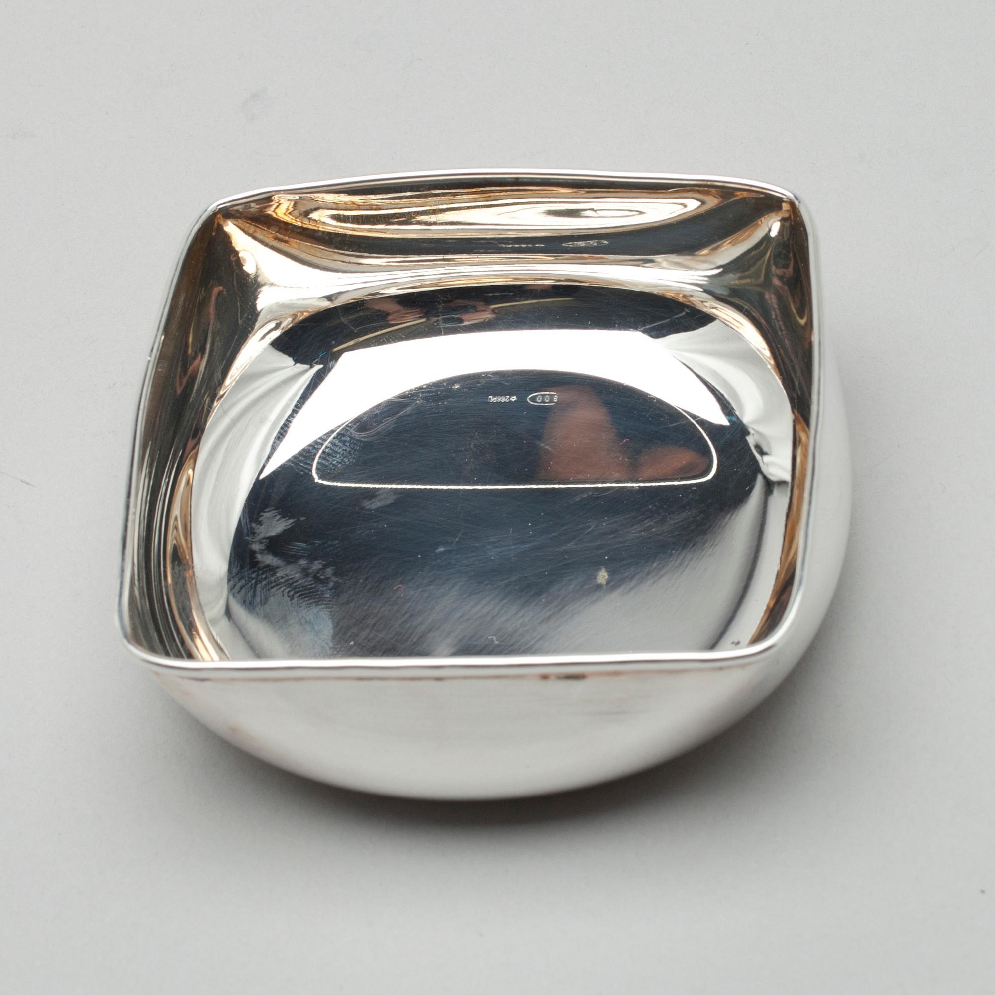 SKÅLAR, 2 st, samt KAKSPADE, silver, diverse stämplar, bl. a. Hopeavalu. 1900-talets senare hälft. Vikt tot. 392,2 g.