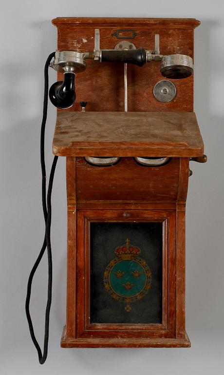 VÄGGTELEFON, sekelskiftet 1900. Telegrafverkets verkstad Nynäshamn.