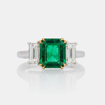 683. RING med trappslipad smaragd 2.37 ct samt baguetteslipade diamanter totalt ca 1.00 ct.