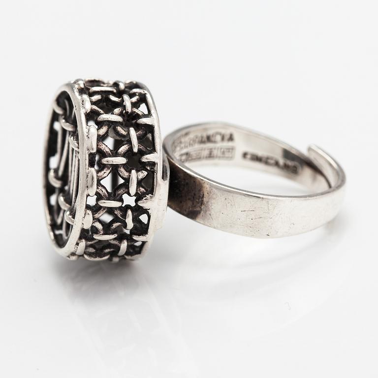 Pentti Sarpaneva, A silver ring. Turun Hopea, Turku 1974.