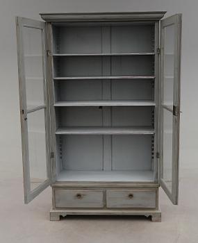 VITRINSKÅP, omkring år 1900.