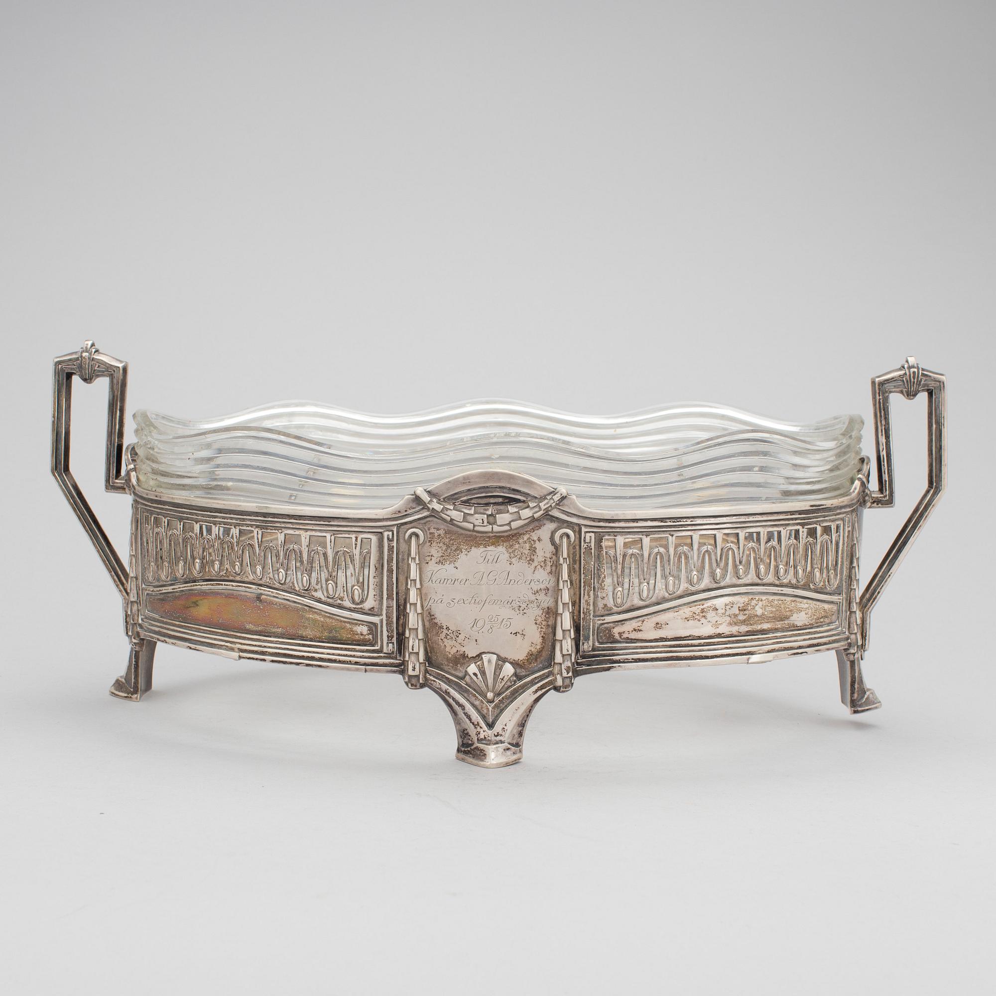 JARDINJÄR, silver, glas, jugend, CG Hallberg, otydlig årtalsstämpel. 1910-tal. Silvervikt ca 640 gram.