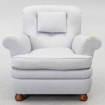 Josef Frank, fåtölj med fotpall, modell 336, Firma Svenskt Tenn.
