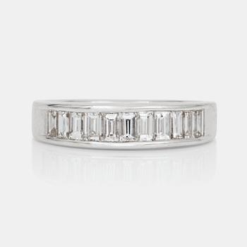 581. RING med baguetteslipade diamanter, totalt ca 0.80 ct.