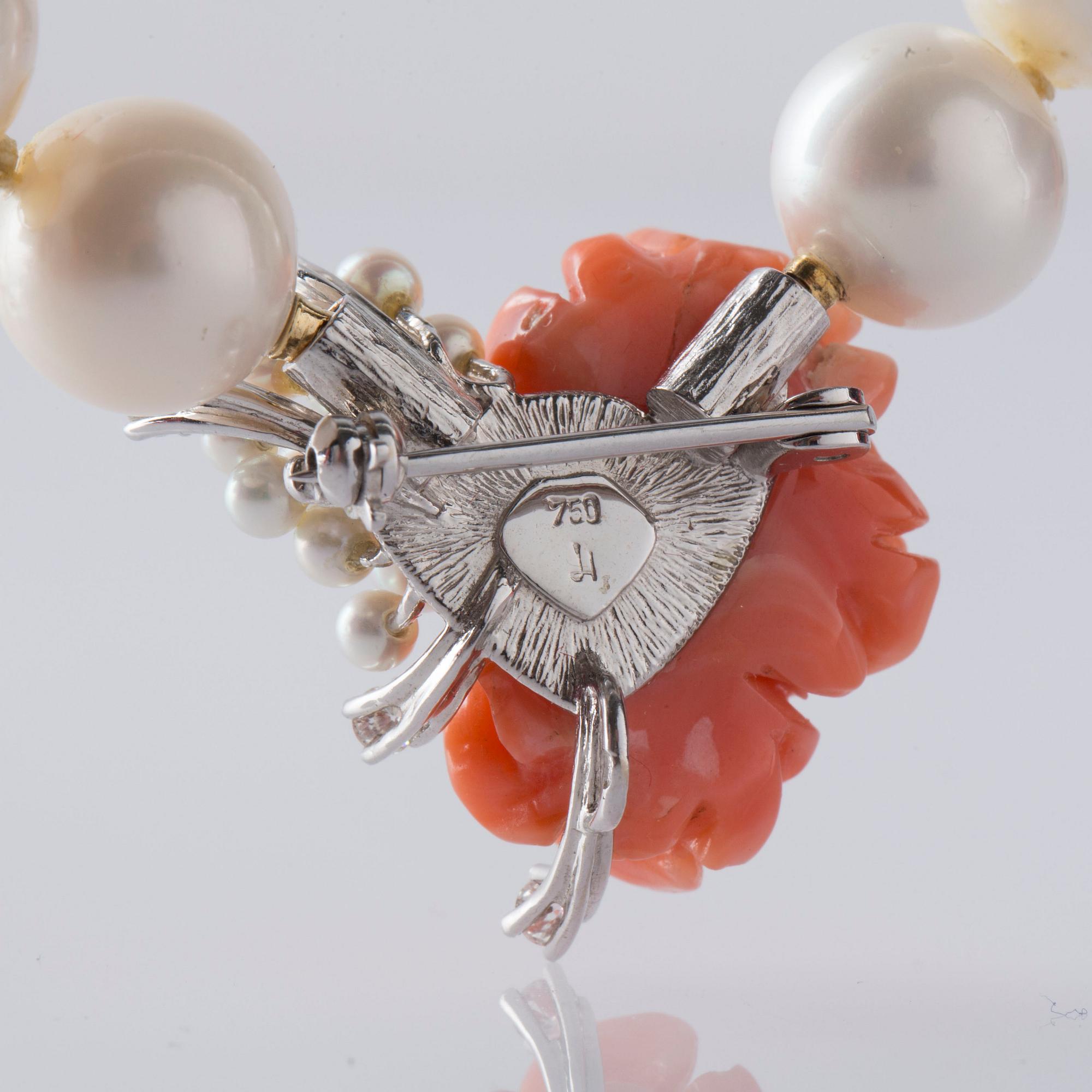 COLLIER SAMT BROSCH, odlade South Sea pärlor, löstagbar lås/brosch i korall med briljantslipade diamanter.