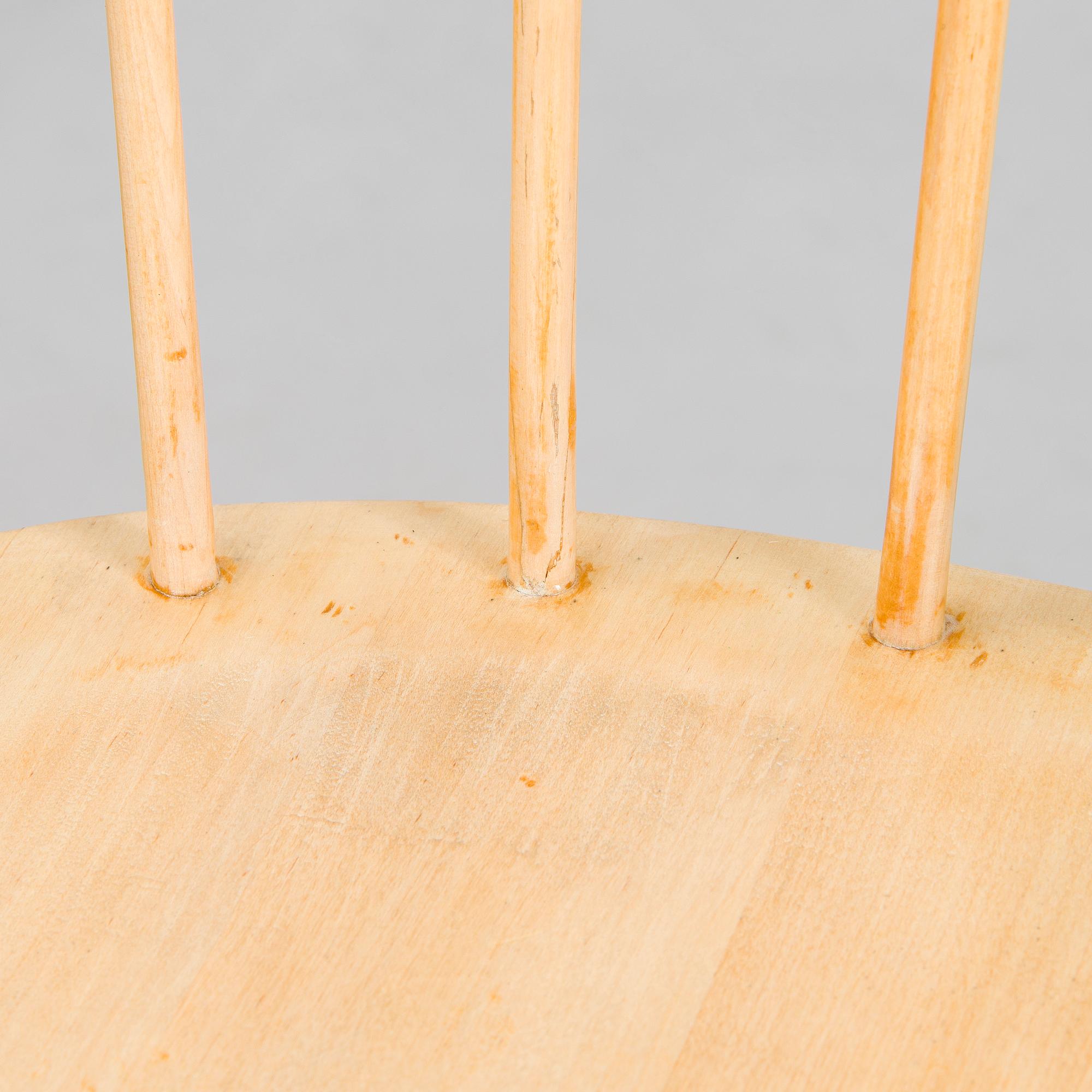 Carl Gustaf Hiort af Ornäs, four mid-20th century spindle chairs for Huonekalutehdas Oy, Ekwall Ab, Pori, Finland.