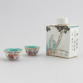 A Chinese porcelain tea caddy and a pair of salt cellars, first half of the 20th Century.