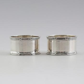 SKÅL SAMT SERVETTRINGAR, 1 par, silver, England 18000-/1900-tal. Vikt ca 219 gram.