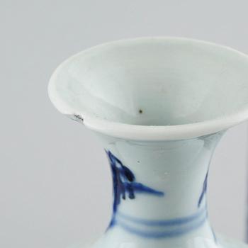 Four pieces of chinese porcelain, 18th and 19th/early 20th century.