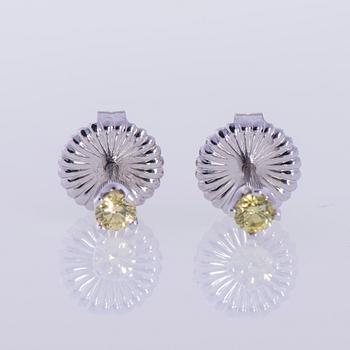 ÖRHÄNGEN, 14K vitguld, naturliga ljusgröna, briljantslipade diamanter tot. 0,36 ct. Vikt 1,7 g.
