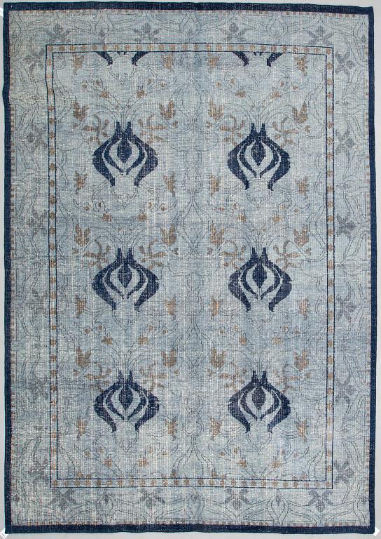 AN ORIENTAL CARPET, ca 360 x 263 cm.