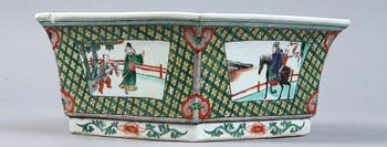 YTTERFODER samt FAT, porslin, Kina, 1800- resp 1900-tal.