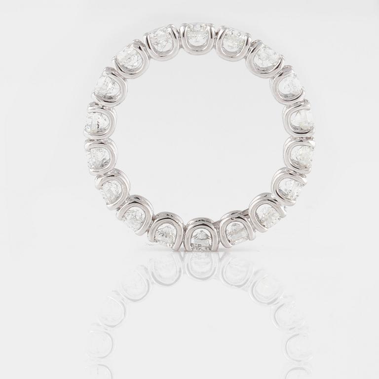 RING, sk eternityring, med briljantslipade diamanter, ca 2.60 ct.