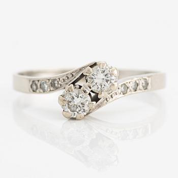 Ring 18K vitguld med två runda briljantslipade diamanter.