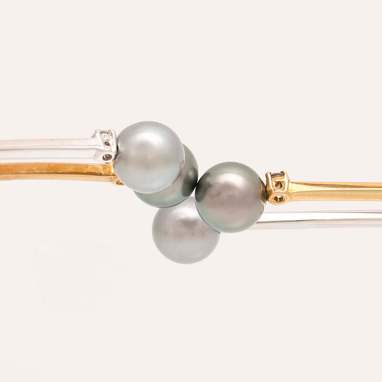 An 18K white- and yellow gold necklace with round brilliant cut diamonds and cultured Tahitian pearls, Damiani Italy.