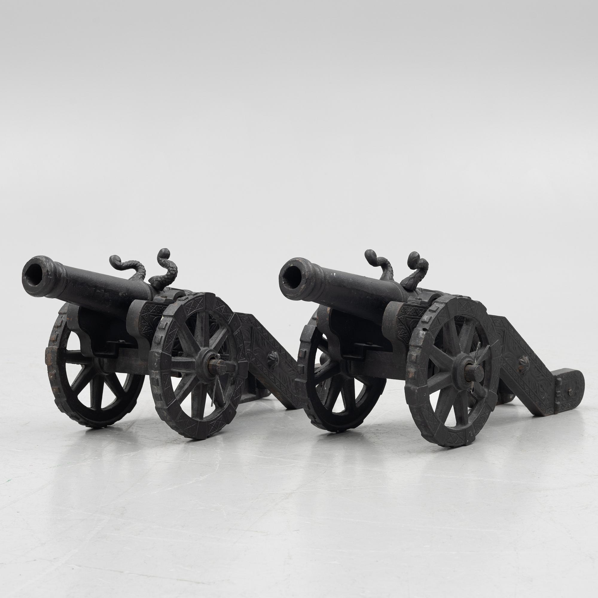 A pair of cast-iron modell canons, 20th century.