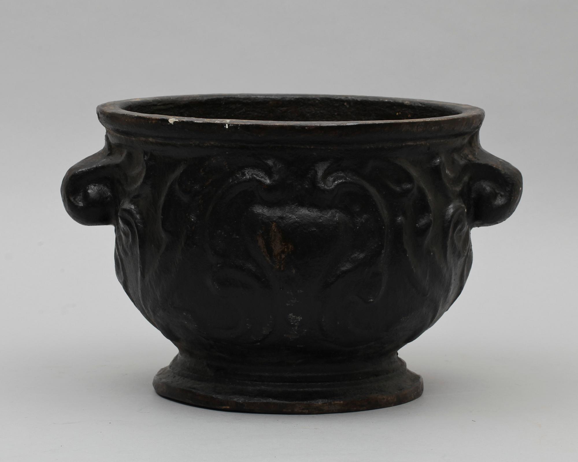 TRÄDGÅRDSURNA, gjutjärn. Barockstil, Qvesarum byggnadsvård. 1900/2000-tal.