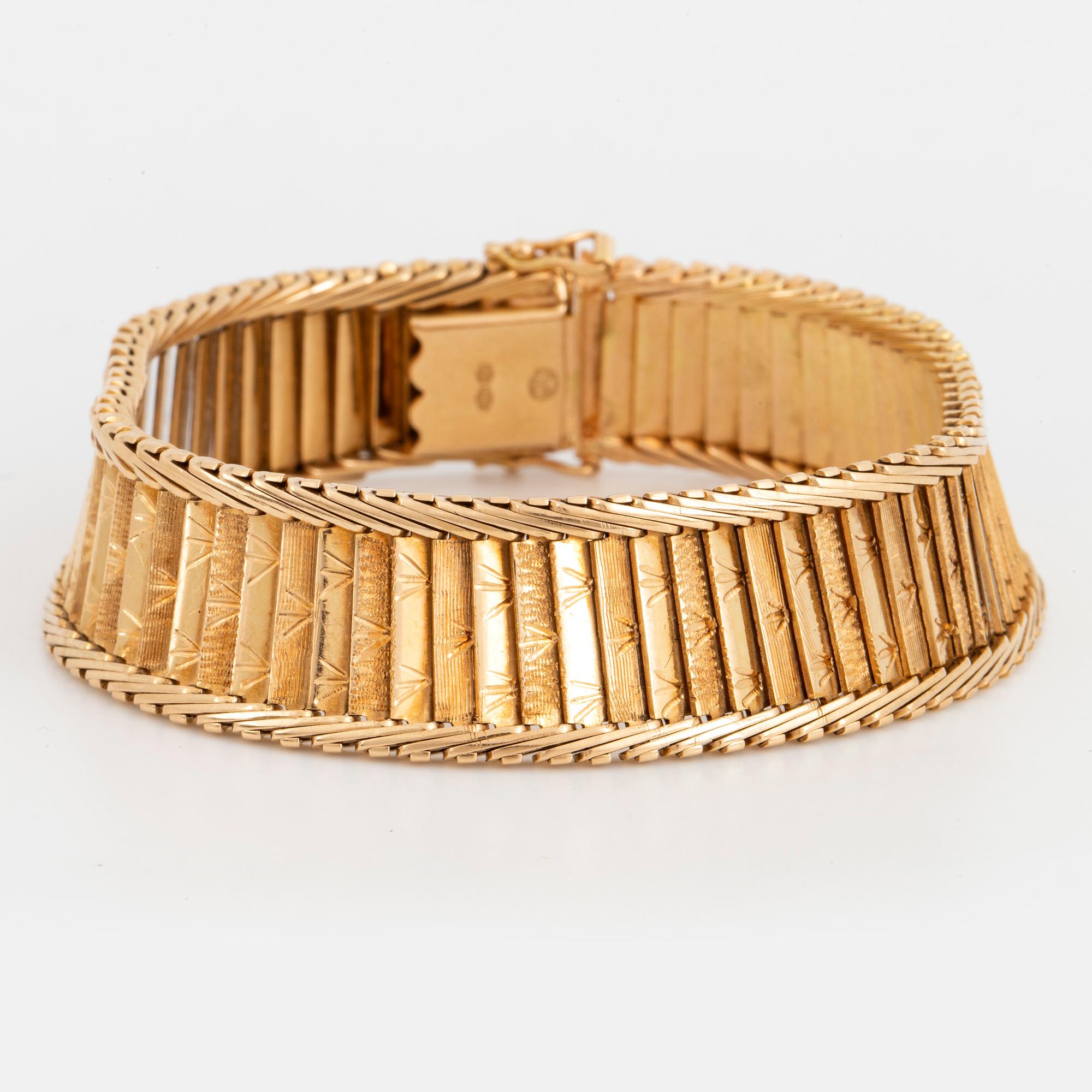 18K gold bracelet.